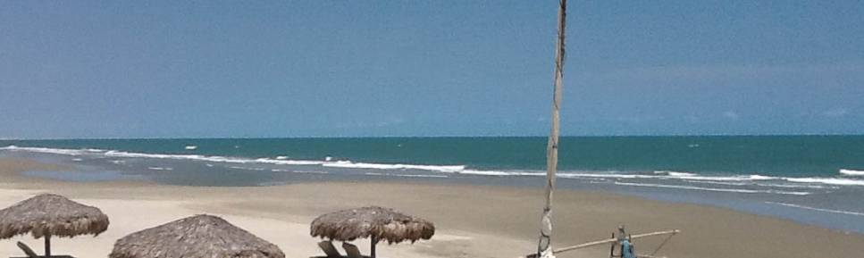 Muito sol na praia do Pontal do Maceió, em Fortim, no litoral do Ceará